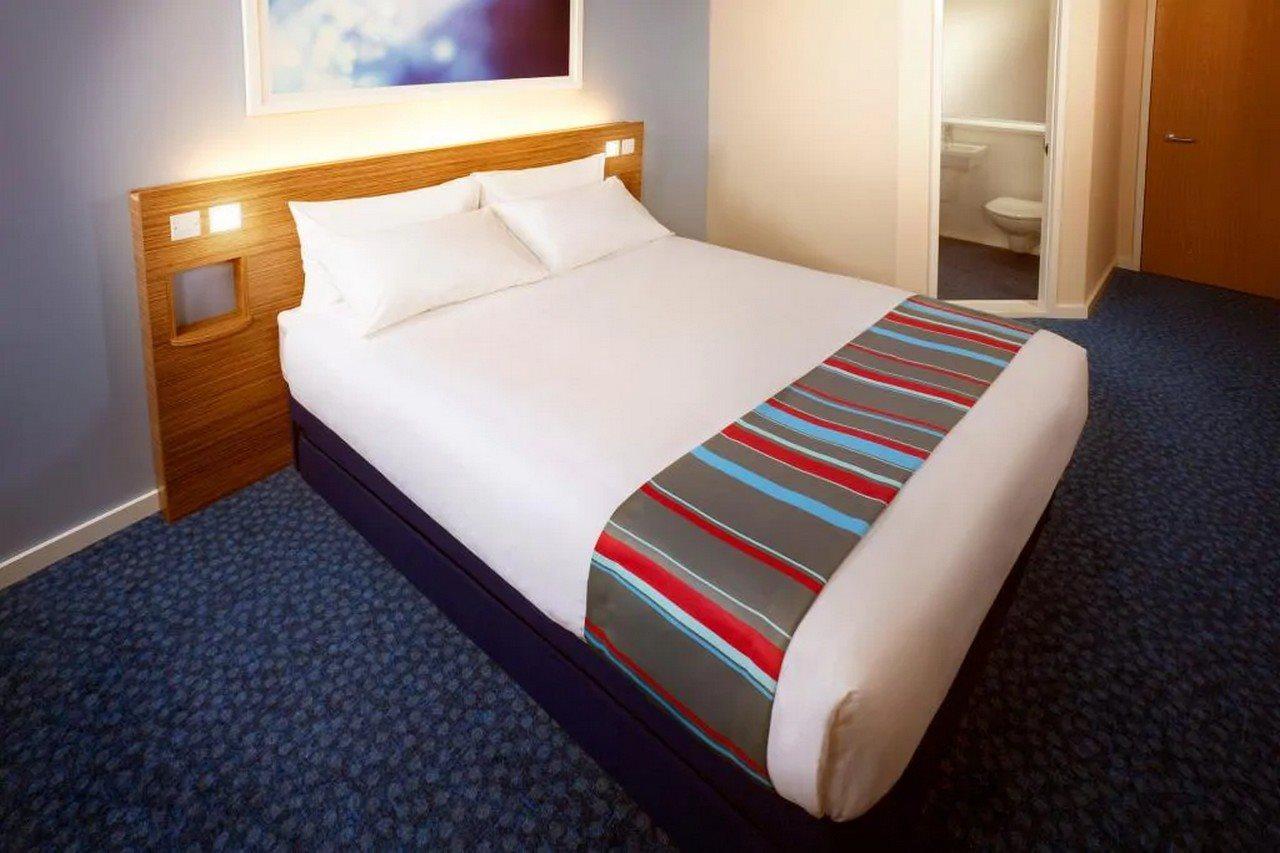 Travelodge Cardiff Central Queen Street מראה חיצוני תמונה