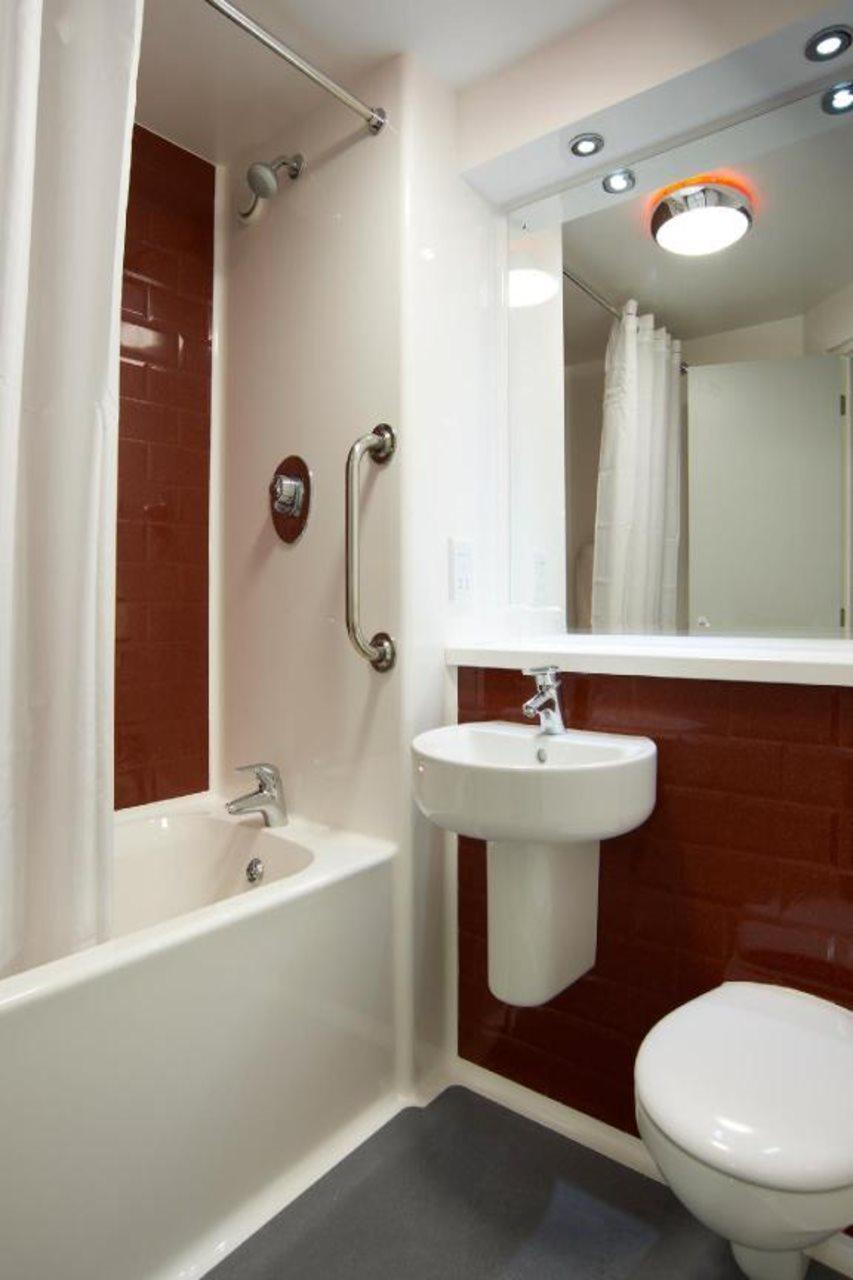 Travelodge Cardiff Central Queen Street מראה חיצוני תמונה