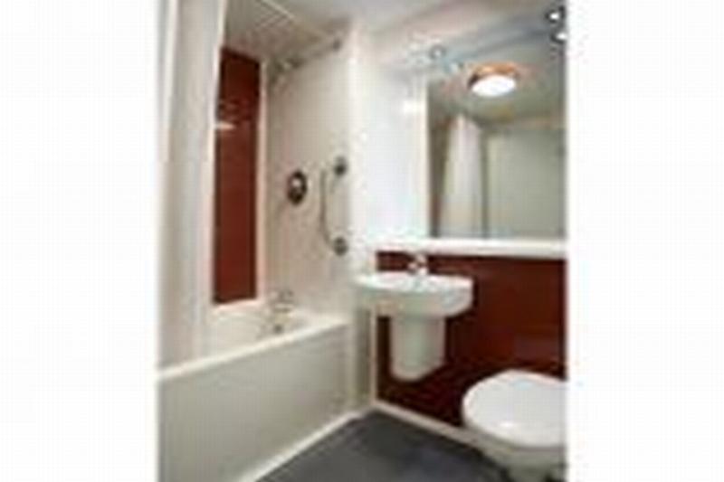 Travelodge Cardiff Central Queen Street מראה חיצוני תמונה