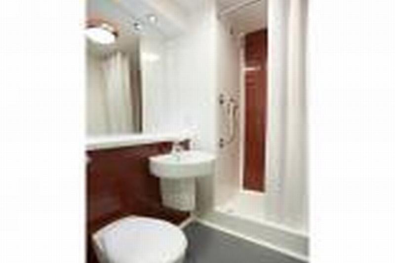 Travelodge Cardiff Central Queen Street מראה חיצוני תמונה