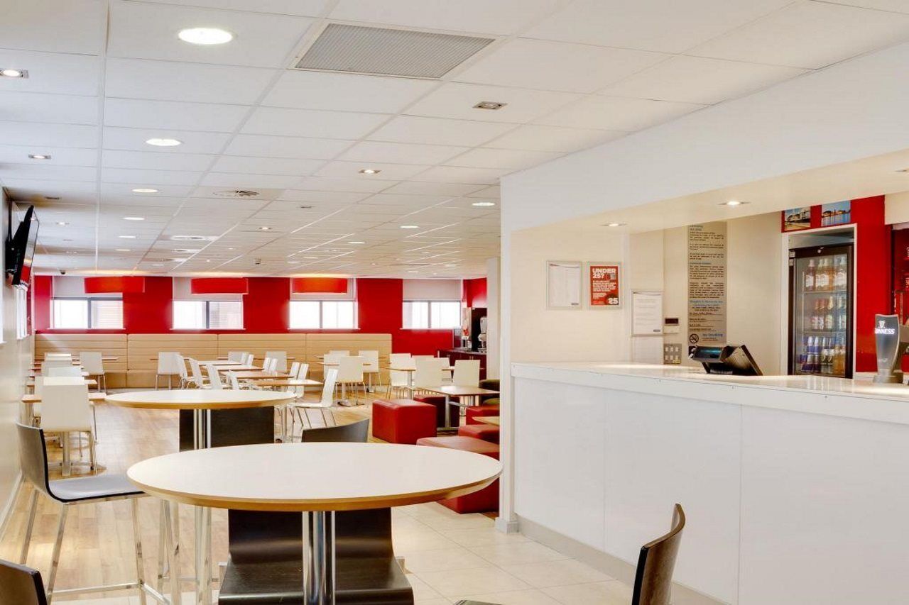 Travelodge Cardiff Central Queen Street מראה חיצוני תמונה