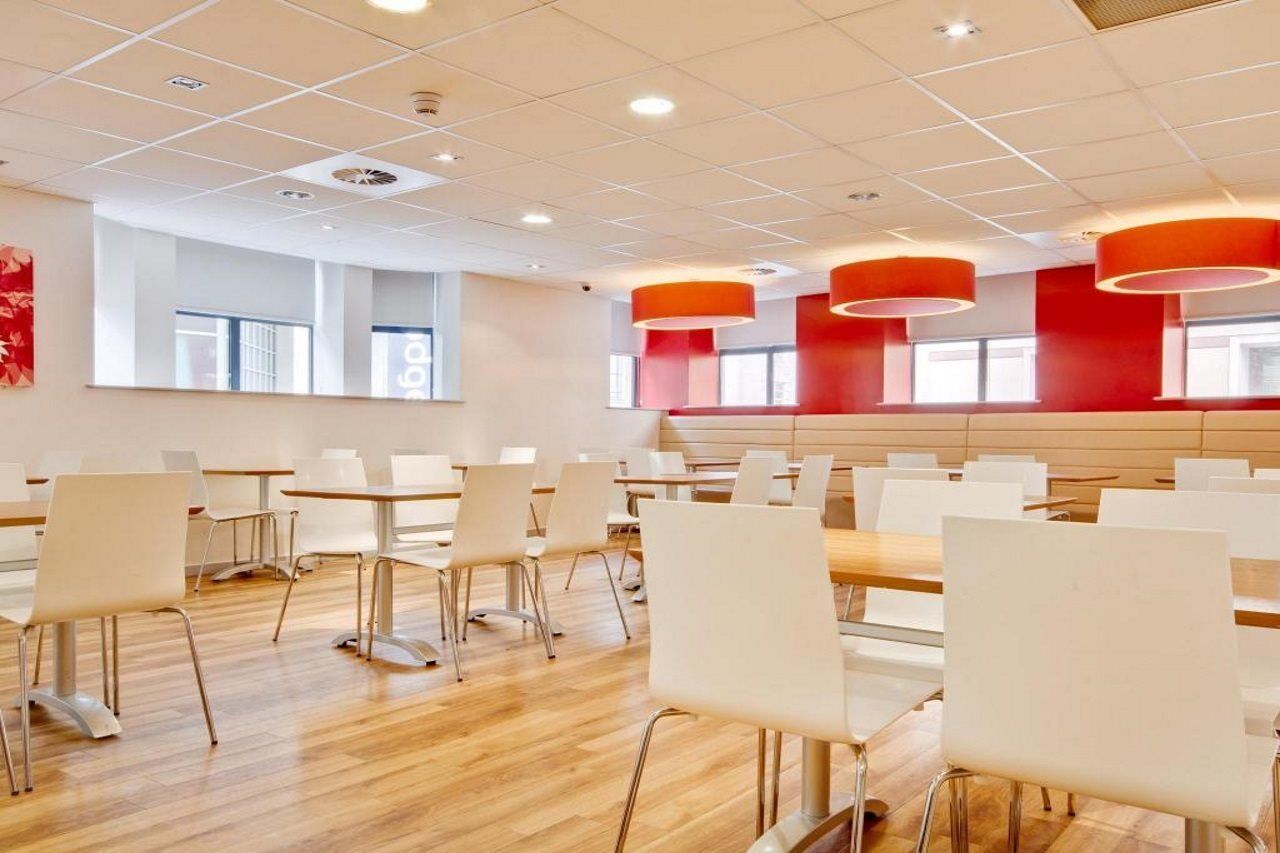 Travelodge Cardiff Central Queen Street מראה חיצוני תמונה