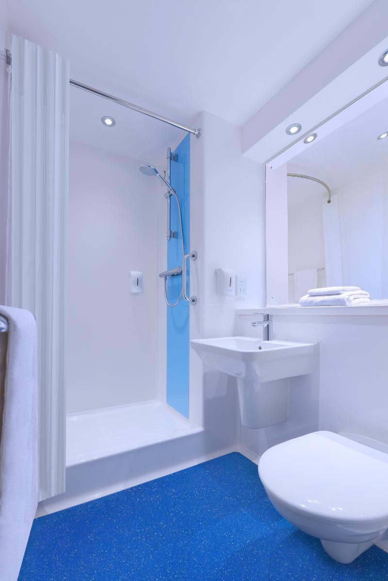 Travelodge Cardiff Central Queen Street מראה חיצוני תמונה