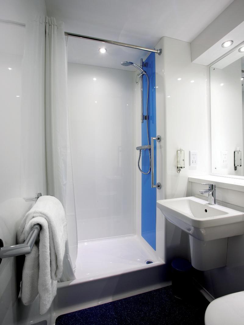 Travelodge Cardiff Central Queen Street מראה חיצוני תמונה